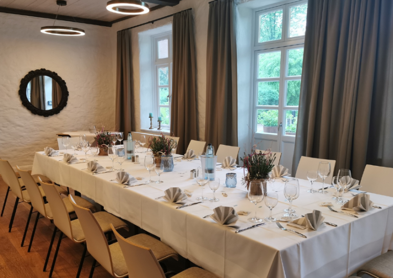 Gedeckter Tisch im Bürgerhaus