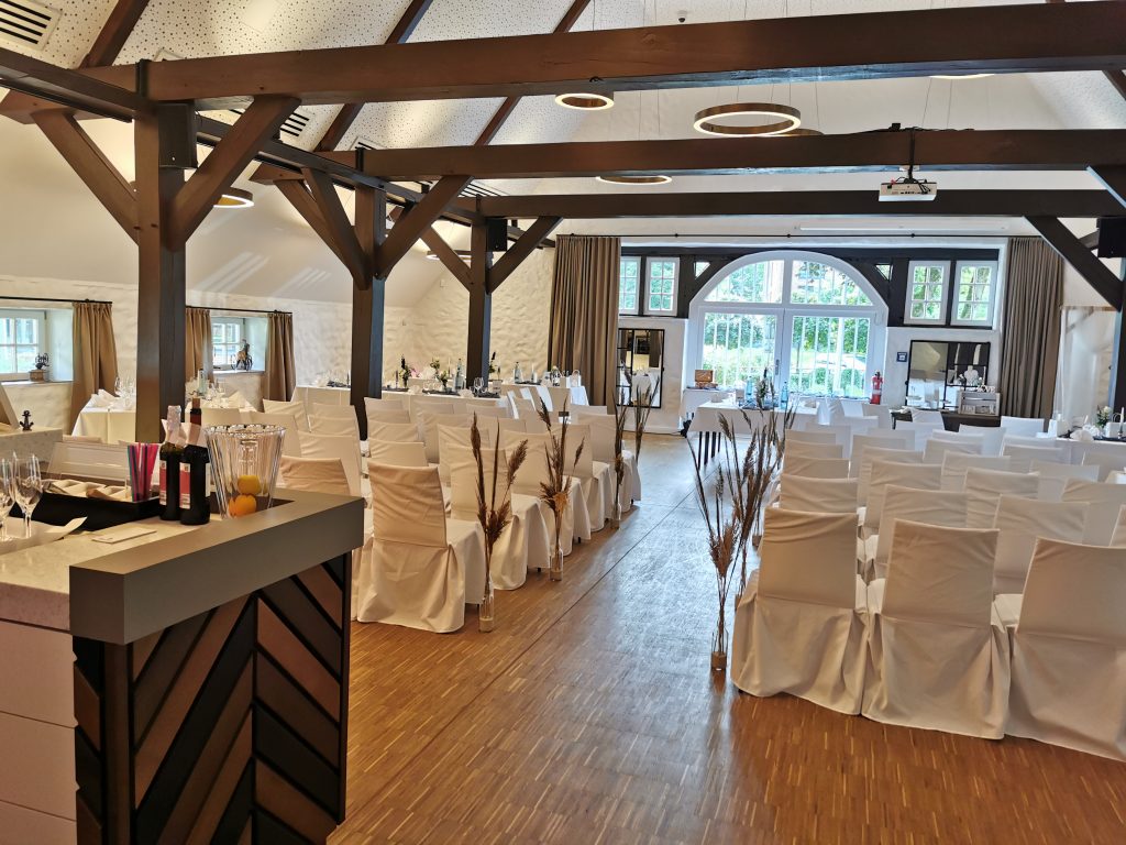 DIele mit Tischen und Stühlen